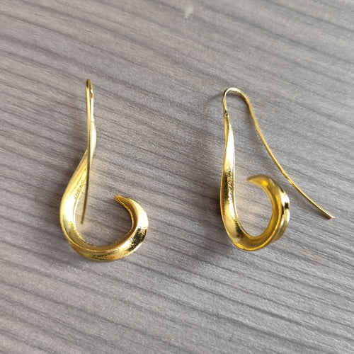 Aurelia Curl Minimalist Earrings