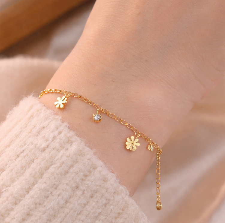 Diamond Daisy Charm Bracelet in Gold